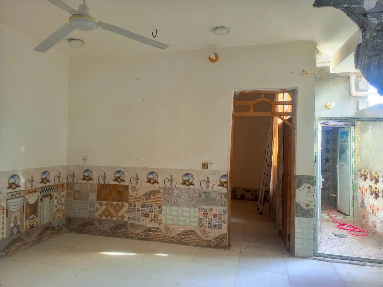 دار للبيع مساحة 100متربنا بلوك سكف صب مسلح خلف جامعت افريحه يحتوي على ستقبال صالة غرفة نوم واحدة 

مطبخ وصحيات قريب علا حولي أبو مهدي المهندس سعر25 رقم ***********
