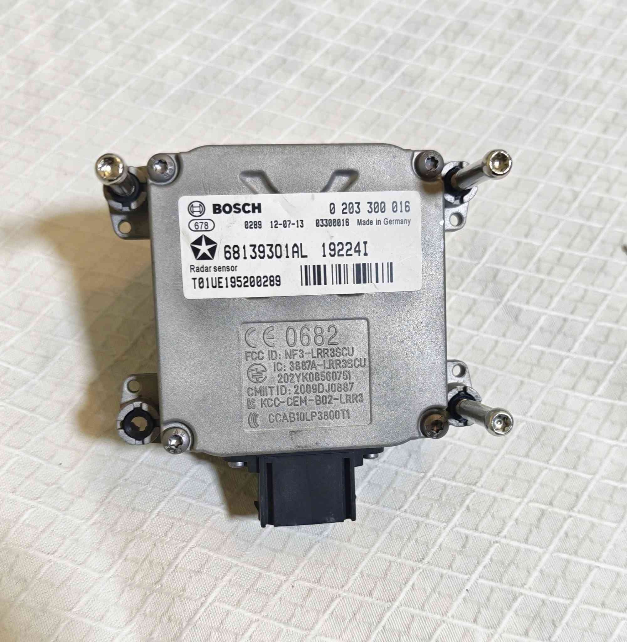 مزاد أعلى سعر ابيع
مستشعر رادار لنظام تثبيت السرعة التكيفي (Adaptive Cruise Control - ACC) من صنع شركة BOSCH. 
جيب (Jeep): موديلات جراند شيروكي (Grand Cherokee) وشيروكي (Cherokee).
دودج (Dodge): موديلات تشارجر (Charger) ودورانجو (Durango).
كرايسلر (Chrysler): موديل 300


**إذا كنت صاحب هذا الإعلان وتريد حذفه لأي سبب، رجاءا أرسل رسالة إلى الدعم الفني**