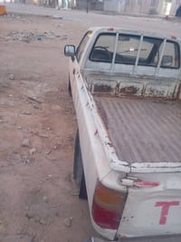 سيارة • للبيع • بدون تفاصيل