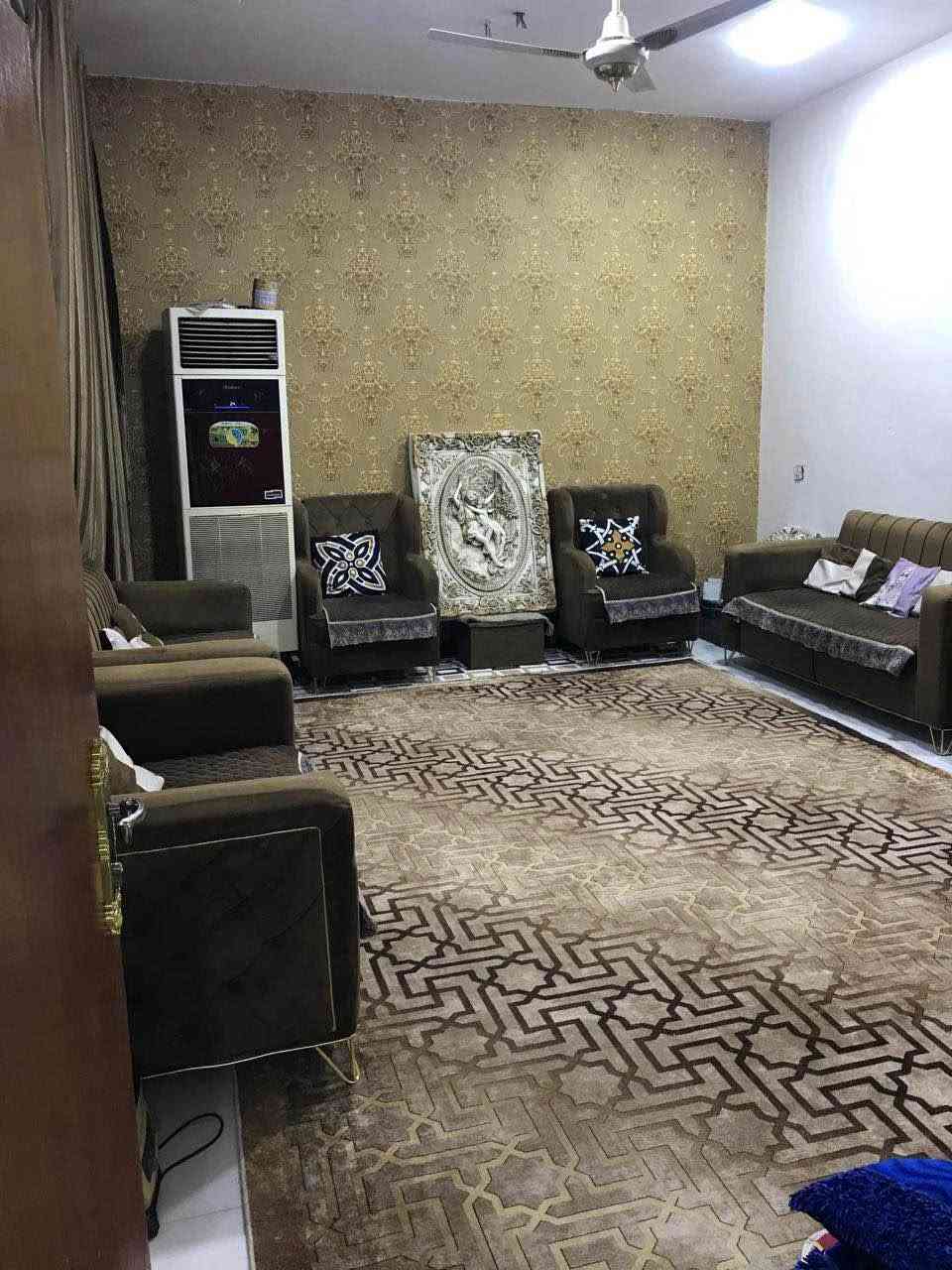 دار سكن للبيع
المساحة // 200 م
الموقع // حي الجامعة 
شارع هدى سجاد
بناء حديث يتكون من
طابقين كونكريت مسلح
اربع غرف نوم ومطبخ واستقبال وصالتين 
وثلاث مجاميع صحيه 
للمزيد من المعلومات يرجى الاتصال 
***********//***********
مكتب حسام للعقار والمقاولات 
ام الخيل الشارع الرئيسي مجاور هيئة النزاهة ديوانية, القادسية
