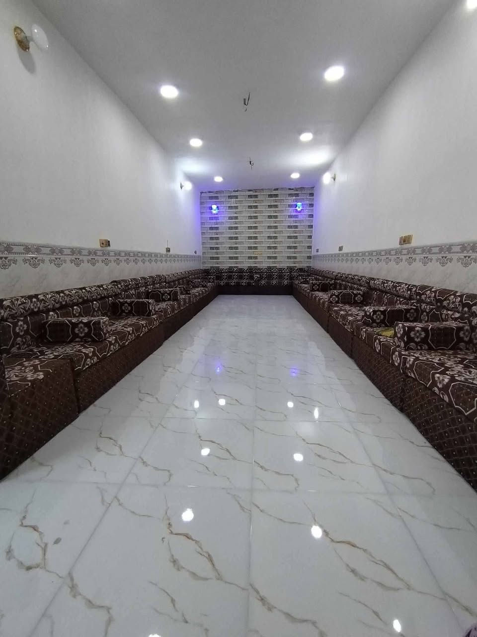 بيت للبيع مقابيل محطة وقود سما الفرات الشارع النضامي احسن شارع بالمنطقة ،البيت متكون من استقبال مساحة 10م وصاله مساحتها 9م وغرفة نوم مساحة 6.5م وغرفة نوم مساحة 4.5م ومطبخ مساحة 4م وحمام داخلي وصحيات خارجية البيت بنائه 2022
لتواصل فقط اتصال 
***********
