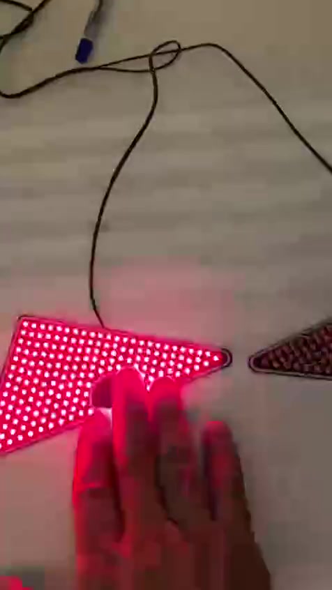 السعر 15 الف مع التوصيل 
ضوء ليد ديناميكي للسيارة بتصميم "عين الشيطان" يعمل بمنفذ USB. 

يضيف هذا المنتج لمسة شخصية وفريدة للمركبة ويمكن أن يساعد أيضًا في تعزيز الرؤية الليلية أو كإشارة تحذير للمركبات الأخرى. 

يتميز بتصميم عين شيطان ديناميكي وملفت للنظر. 
يعمل بمنفذ USB، مما يجعله متوافقًا مع مجموعة متنوعة من المركبات. 

يمكن تثبيته على الزجاج الأمامي أو الخلفي للمركبة. 

الميزات البصرية: يخلق المنتج تأثير "عين الشيطان" الجذاب والعدواني على زجاج السيارة.

أوضاع الإضاءة: يتضمن 11 وضع إضاءة يمكن الاختيار من بينها: وضع ثابت واحد و10 أوضاع وميض ديناميكية مختلفة.

مصدر الطاقة: يعمل عن طريق منفذ USB بجهد 5 فولت، مما يعني عدم الحاجة لبطاريات إضافية، ويمكن توصيله بشاحن السيارة أو باور بانك.

التحكم: يتم التحكم في الأوضاع عن طريق زر واحد موجود على قابس USB.

الضغط الطويل: لتشغيل أو إيقاف تشغيل الضوء.

الضغط القصير: للتبديل بين أوضاع الإضاءة المختلفة.

التثبيت: يتم تثبيته بسهولة باستخدام شريط لاصق على الوجهين على الأسطح الزجاجية داخل السيارة.

التوافق: مناسب لمجموعة متنوعة من المركبات بما في ذلك السيارات والشاحنات وسيارات الدفع الرباعي.


**إذا كنت صاحب هذا الإعلان وتريد حذفه لأي سبب، رجاءا أرسل رسالة إلى الدعم الفني**
