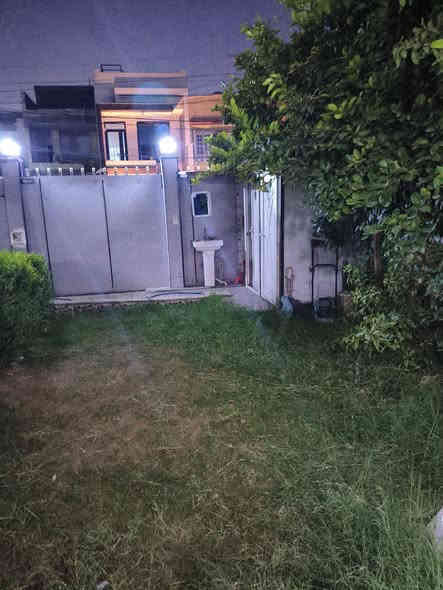 السلام عليكم بيت مساحة 280 متر للبيع
بيت في الصليخ قرب دار رعاية الايتام 
واجة البيت 11 والنزال 25 ونص يحتوي على طابقين 4 غرف نوم و3 حمامات داخلية و2 خارجية وصالة استقبال الضيوف وصالة جلوس عدد 2 ومطبخ وكراج يتسع سيارتين وحديقة 
عمر البناء 10 سنوات 
المنطقة هادئه وكاملة الخدمات من تبليط ومجاري و كهرباء ومي وجامع قريب واسواق وبانزين خانه 
السعر 1٫120٫000٫000 مليار و120 مليون وبي مجال للشرايه 
للأستفسار ***********
***********
