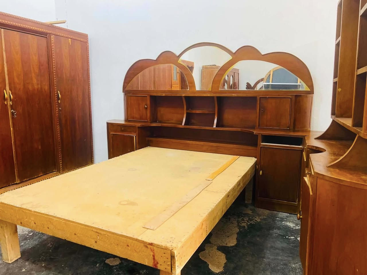 سلام عليكم يوجد غرفه نوم مستخدمه للبيع خشب حطاطه العنوان الرمانه يم الجسر الاستفسار***********
