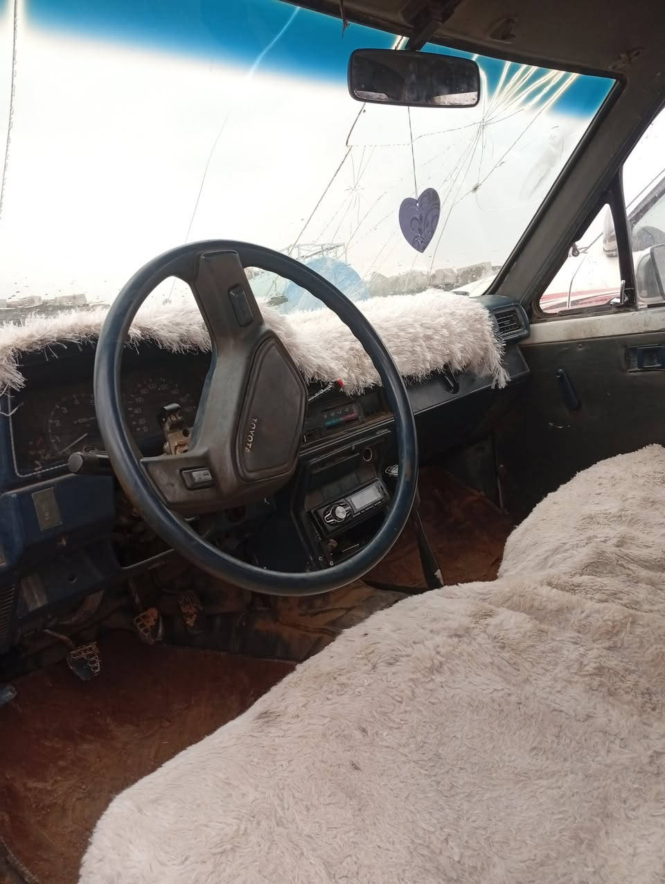 توێتا مۆدیل ١٩٨٥ ٤تایەی خاوێن گێڕو مەکینە بێ عەیبە مەسوفی نیە ئەوەش ڕەقەم ***********
