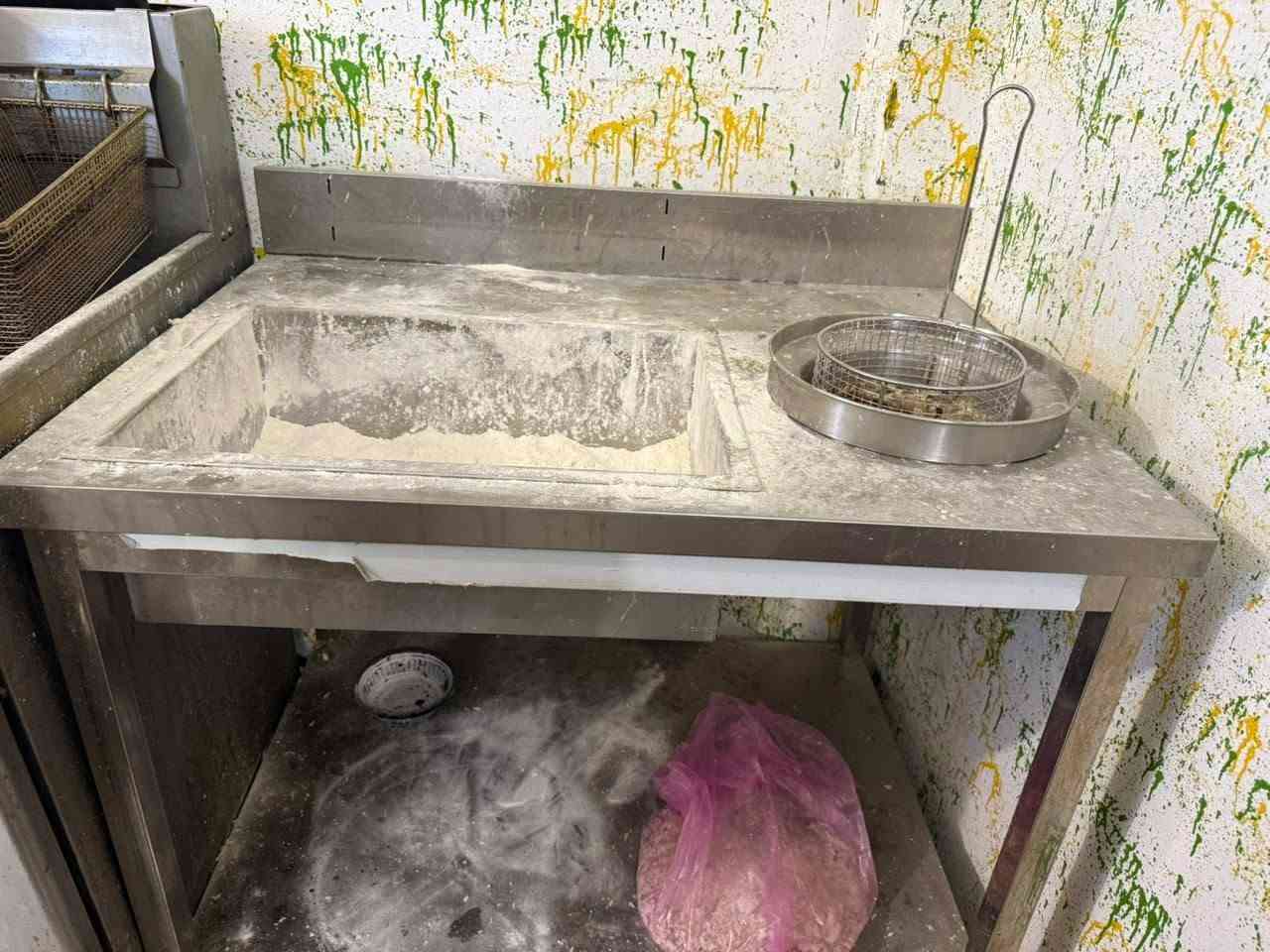 يوجد لدينا غراض مطعم مستعمله شرقي غربي كاملة للبيع ***********
