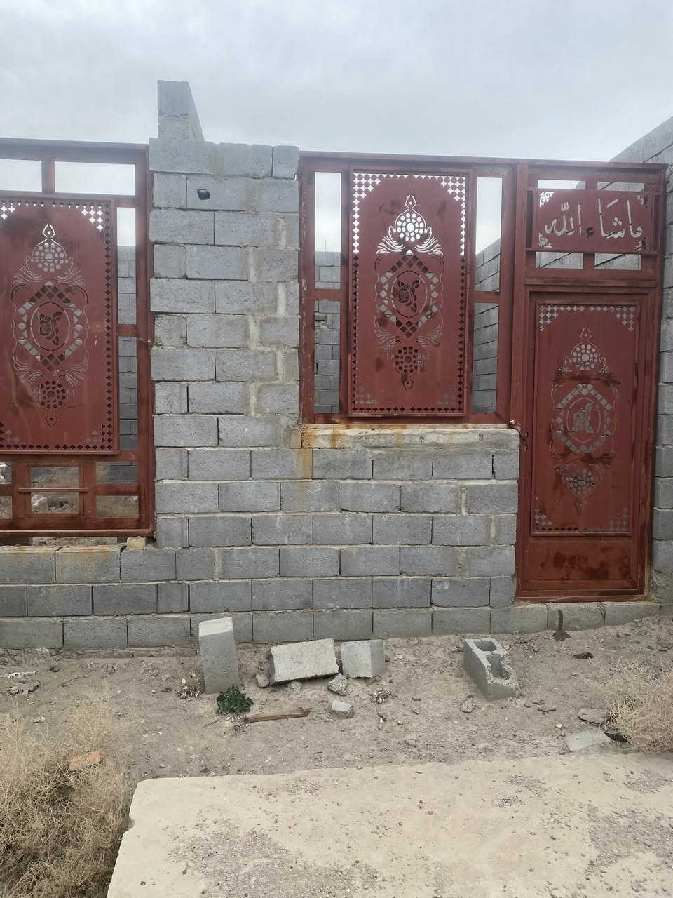 بيت البيع   قضاء الفلوجة  قرية المختار. قرب.    شارع عشرين هيكل.   غرفتين     ً صاله وربعة. 
وهول ومطبخ  صحيات  مع سياج
 بيت مسحاحتة 250. 
***********
