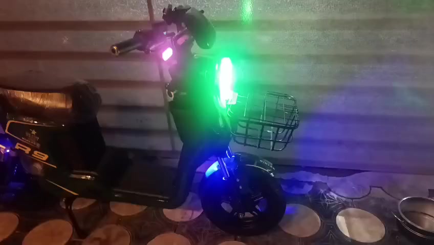 سلام عليكم دراجه آر 9 للبيع موديل 2026ملف 1500حقيقي تمشي 70حقيقي خمس بطاريات دراجه جديده بعده  لون ميز  اريد سعر 600بيه مجال قليل جدا رقم *********** عنوان بغداد بلديات
