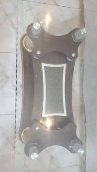 ميز زجاجي • كبير • وسط الصاله