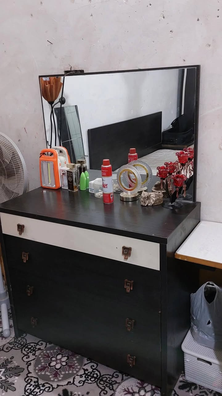 غرفه نوم خمس قطع للبيع وبسعر ١٧٥الف الاستفسار الاتصال ع *********** شارع سالم خلف شركه كورك قرب دائره الكهرباء
