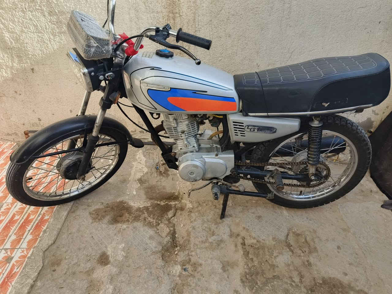 دراجه البيع دراجه حلوه مرتبه مال جناي دراجه تواير جدد محرك نضيف ضفيره كهرباء جديده عوزها باتري وكله شغال لايت اشاير 
السعر 350 وبيها مجال حك الجيه
***********
