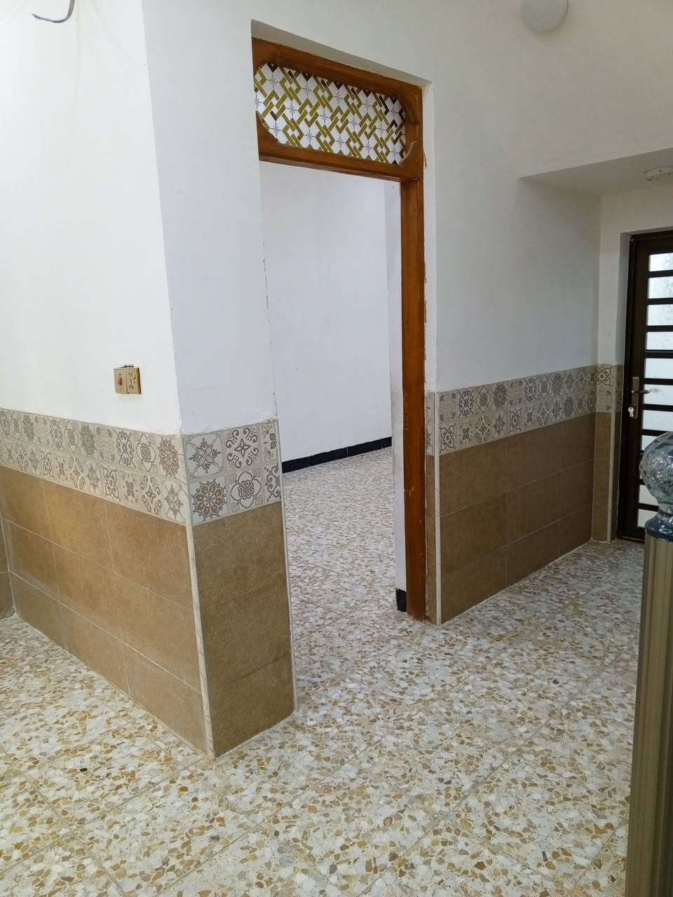 اللهم صلي على محمد وال محمد دار للبيع النجف الاشرف شارع المطار القديم مقابل اسواق بابا اشتريلي موقع جدا جدا رائع مع كافة الخدمات المساحه 100متر بناء طابوق صب كونكريت يحتوي على غرفه وصاله ومطبخ واستقبال وحمام داخل وخارج كاشي سيراميك بناء درجه اولى السعر 45مع المجال طابو زراعي 25 مشمول بل تمليك للاستفسار الاتصال او المراسله ***********
