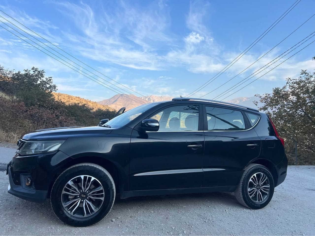 Geely emgrand x7 
2018
87 هەزار ڕۆیشتیە
سبوغ و ساردەکوتی نیە،
بەس هەندەک سەقف و بۆنیتی سپی بوویتەوە، 
سەیارەکە زۆر خاوێنە و گێڕ و مەکینەی بە شەرتە، گێڕ تۆماتیک و عادی، 
تەبرید و کارەباییات و هەموو شتێکی بێ عەیبە
*********** شومان, أربيل
