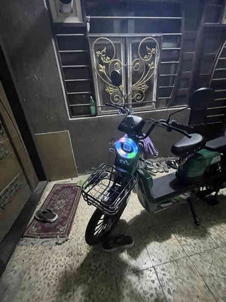 السلام عليكم 
بايسكل شحن SAW من اولاد جبرين اخذته
لونه زيتوني ماصارله شهر عندي
سرعته الشاشه تقره ٦٠ والحقيقي ٥٠ 
اشاير يمنه يسره امامي خلفي 
دبلات امامي خلفي (اربع دبلات)
سويچ وبصمه تشغيل عن بعد
صافوات انذار سرقه
البطاريات جديده بعدها لا هابطه ولا منفوخه 
ب٢٧٥ وبي مجال مكاني نجف
هذا رقمي ***********
