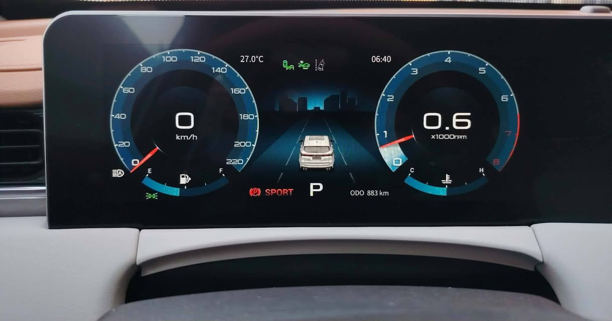 🚗 جيتور X70 بلس 2025 (Jetour X70 Plus - Luxury VIP)
**السعر المطلوب:** 20,000$ (عشرين ألف دولار)
### 📋 **معلومات السيارة الأساسية:**
* **النوع والموديل:** جيتور X70 بلس (Jetour X70 Plus)
* **الفئة:** Luxury / VIP
* **سنة الصنع:** 2025
* **الحالة:** زيرو Zero (المسافة المقطوعة: 850 كم فقط)
* **الضمان:** ضمان 10 سنوات من شركة Harlem
* **المواصفات:** خليجية
* **اللوحة:** اربيل - خصوصي
* **الحادث / الصبغ:** كلين تايتل (بدون حوادث)
* **الموقع:** الموصل
### ⚙️ **المحرك والأداء:**
* **المحرك:** 1.6T (تيربو) - 4 سلندر
* **نوع الوقود:** بنزين
* **القير:** أوتوماتيك
### 🛋️ **الراحة والمقصورة الداخلية:**
* **عدد المقاعد:** 7 مقاعد (3 صفوف)
* **الفرش:** جلد فاخر (لون أبيض للمصنع)
* **المقاعد:** تعديل كهربائي + ذاكرة حفظ وضعية المقعد + تدفئة وتبريد المقاعد
* **السقف:** سقف بانورامي
* **الإضاءة:** إنارة محيطية داخلية
* **الشحن والترفيه:** شاحن لاسلكي + أبل كاربلاي (Apple CarPlay) + أندرويد أوتو (Android Auto)
### 🛡️ **أنظمة الأمان والتكنولوجيا:**
* **الوسائد الهوائية:** 6 وسائد هوائية
* **الفرامل والثبات:** نظام مكابح ABS + التحكم الإلكتروني بالثبات + نظام التحكم على المنحدرات + فرملة الطوارئ الذكية
* **الرادار والتحذير:** رادار + مراقبة النقطة العمياء + تحذير مغادرة المسار + تحذير من الاصطدام الأمامي
* **الكاميرات والحساسات:** كاميرا 360 + كاميرا 540 + مستشعر وقوف (حساسات) + مسجل قيادة (Dashcam)
* **أنظمة القيادة:** مثبت سرعة تكيّفي (Adaptive Cruise Control) + وضعيات قيادة متعدّدة
### ✨ **المميزات الإضافية:**
* صندوق خلفي كهربائي
* بصمة تشغيل ونظام المفتاح الذكي
* مرايا جانبية كهربائية مع تدفئة
* حساس مطر
* قفل مركزي للأبواب ومسند ذراع
📞 **لللتواصل والاستفسار على الواتس اب:**
**رقم الهاتف:** ***********
