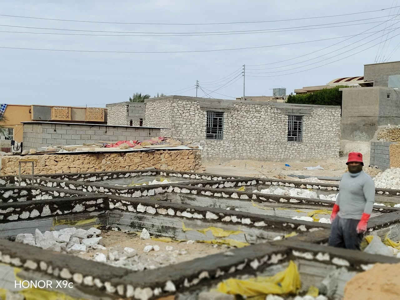 السلام عليكم ورحمه الله وبركاته اخوان موجود كادر عمل بناء حجر بناء بلوك ولبخ خارج اسعار مناسبه وشغل ممتاز
***********
