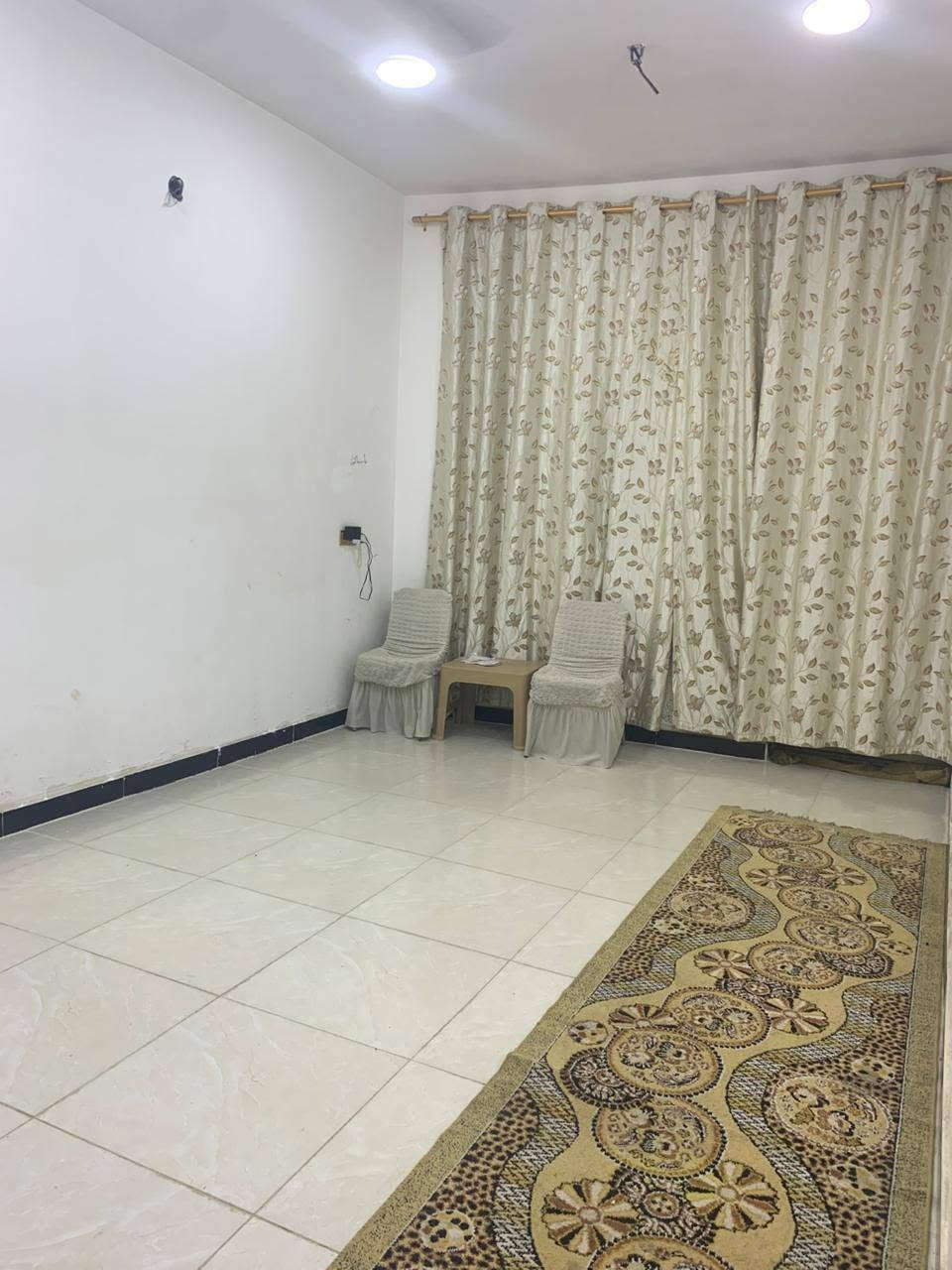 سلام عليكم االدار للبيع مساحه ١٠٠مربع الواجه7 والنزال١٥ السريدات الجديده المربع الثالث شارع منصور طابق وآحد يحتاجله بيتونه وستاره الرقم واتساب *********** السعر ٧٠
