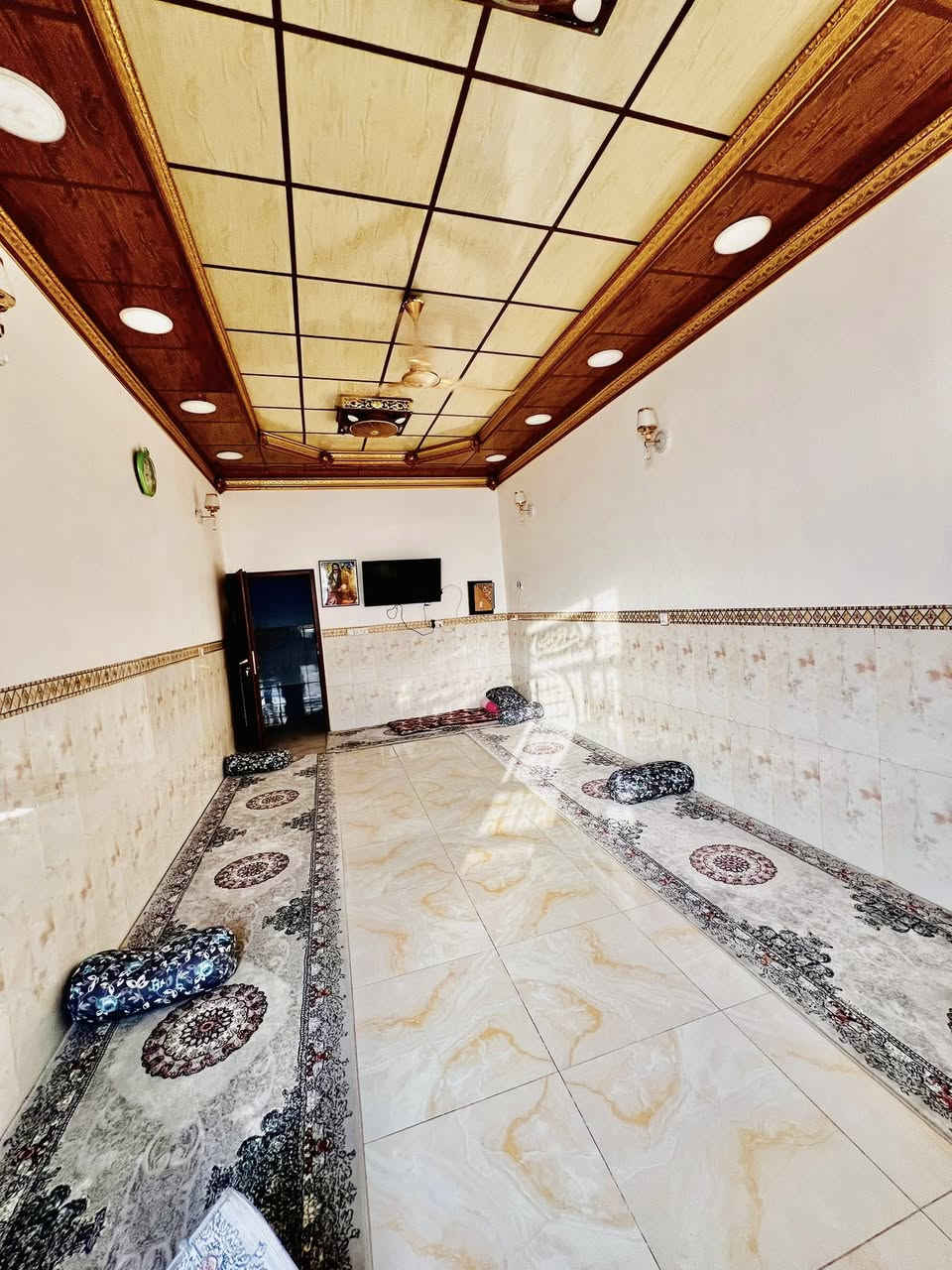 الدار للبيع
المساحة 130 متر طابو صرف

طابقين يتكون من 3 غرف نوم وصاله واستقبال ومطبخ

البيت كامل من كلشي شغل درجة اولى 

العنوان: المقدادية مقابيل معمل الالبان ثاني قطعة من الشارع العام

الاستفسار الاتصال ***********
