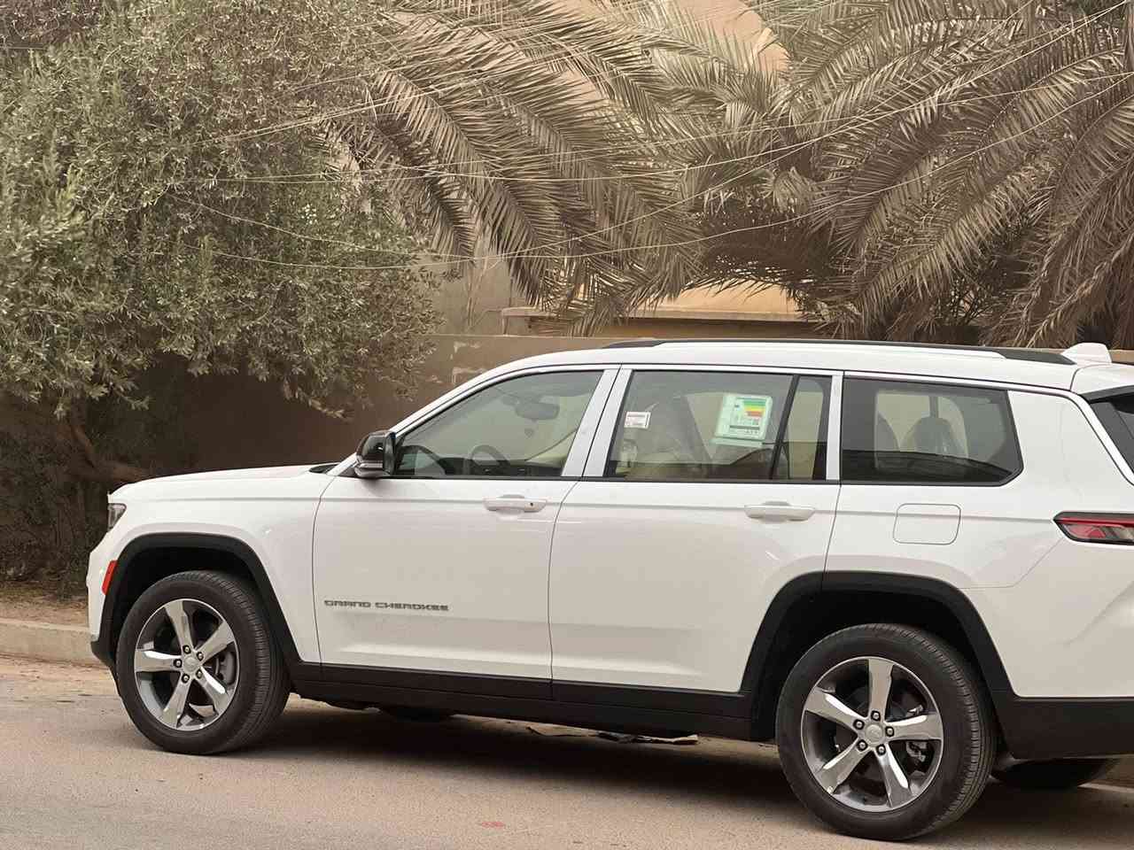 جيب كراند شيروكيL وكالة هارلم للبيع موديل 2021 مرقم بغداد مواصفات المتدد  كشنات جلد بيجي تدفئة تبريد رادارات 7 راكب بانوراما مواصفات المتدد معروف السيارة ماشية 27 الف كيلو السيارة بعدها بحالة الوكالة مكفولة من الصبغ والتبديل والبارد واي تعديل عدا بيها شخوط بسيطة اثر خباثة رايدها ب330 وبيها مجال للشراي مكانها الكرادة العرصات ***********
