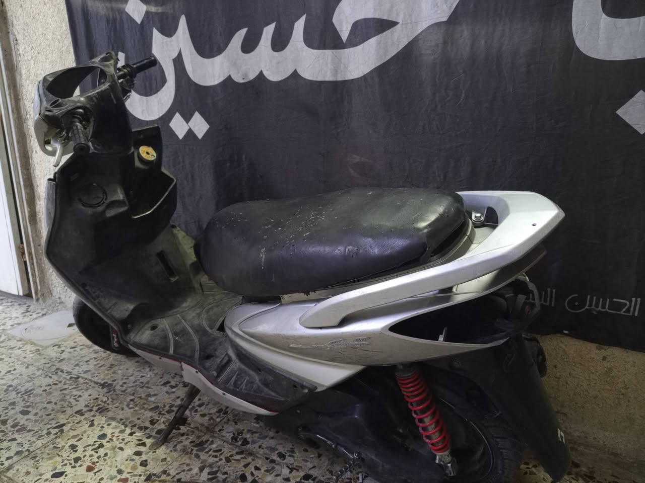 ***********
سلام عليكم دراجه للبيع سكنس فحل قويه جدا 
شلعه معدل مكينه خرسه شلعه تاكل الكاع هندر واحد بي وقت بيهة تقوصات قليه لا نضوح لا تبخير لا دخان الدراجه كلش حلوه سعره بل خاص مكاني بغداد مدينه الصدر الحميديه
