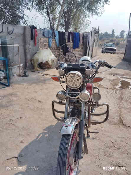 السلام عليكم ، دراجة جوندة للبيع رقم وسنوية انجليزي ، نداور ثاني يوم ،السعر 950  وليها مجال الشراي يتصل على هذا الرقم ***********
