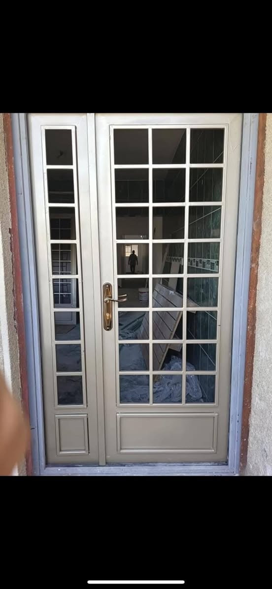 ### **العنوان (Title):**

**كادر حدادة عامة وجملونات - تنفيذ في جميع المحافظات**

---

### **الوصف (Description):**

**شغلنا يتكلم عنا!** ⚒️🇮🇶

هل تبحث عن الدقة والمتانة؟ كادرنا المتخصص في أعمال الحدادة الإنشائية والفنية مستعد لتنفيذ كافة طلباتكم بأعلى المواصفات وبأسعار تنافسية.

**✅ خدماتنا تشمل:**

* **جملونات وهناجر:** قاعات، مخازن، سياج أمني، وسقوف كيربي.
* **أبواب وشبابيك:** موديلات مودرن، ليزر، وحمايات أمنية متينة.
* **حدادة عامة:** مظلات سيارات، سواتر، وأعمال الصيانة.

**لماذا تختارنا؟**

* **التغطية:** نصلكم في **جميع المحافظات**.
* **الخبرة:** صورنا المرفقة هي جزء بسيط من أعمالنا الحقيقية في المواقع.
* **الالتزام:** دقة في المواعيد وسرعة في التنفيذ.

**📍 الموقع:** جميع محافظات العراق
**📞 للتواصل المباشر (اتصال + واتساب):** [***********
