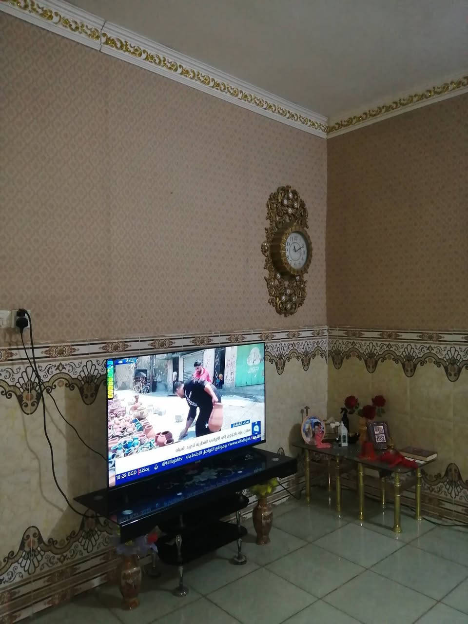 بيت للبيع حي عرار مقابل مجمع الاخوين مساحته 260 م للاستفسار عن السعر وباقي التفاصيل خاص او الاتصال بالرقم ***********
