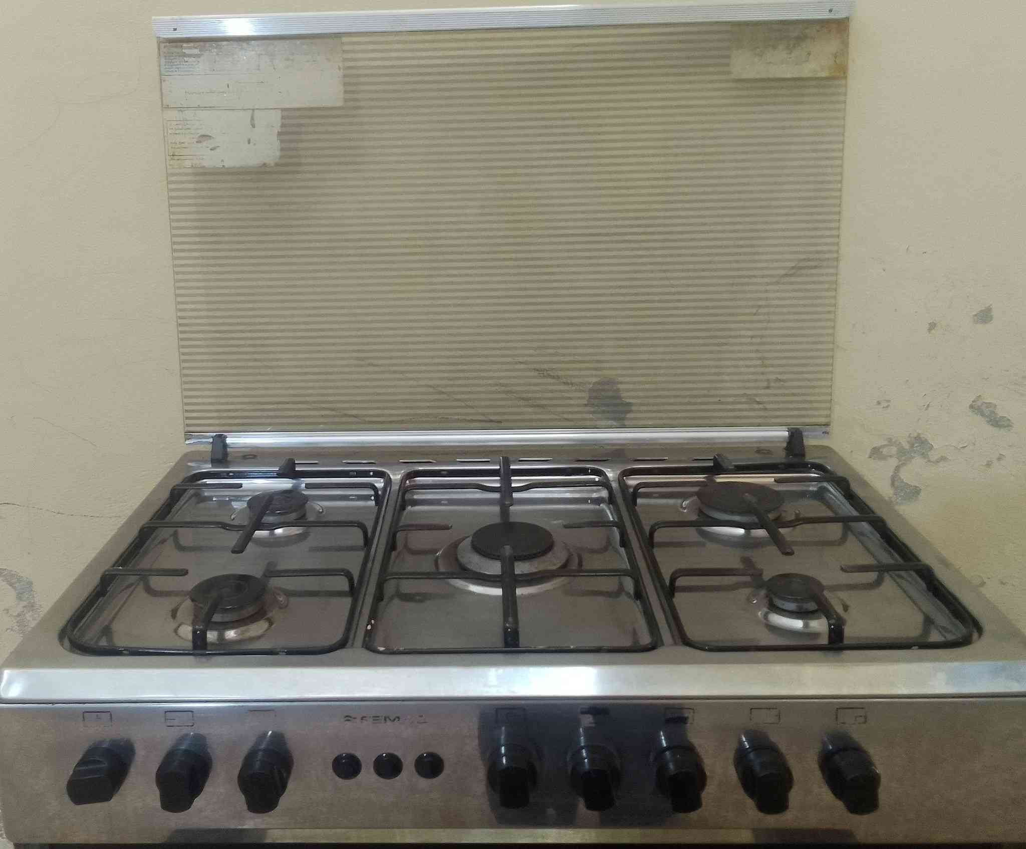 السلام عليكم
عندي طباخ للبيع السعر على الخاص 
رقم الهاتف ***********
