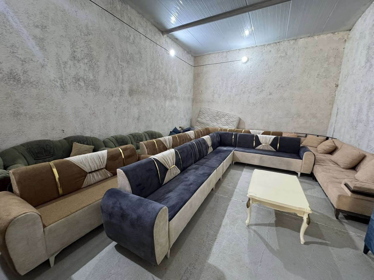 ديوان جديد ١٠ مقاعد اصلي 
جميع القياسات والألوان 
سعر ١٠ مقاعد ٢٦٠ الف 
العنوان الحمره الغربي العلاك قرب معمل الببسي 
للتواصل + واتساب ***********
