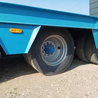 لودر الماني للبيع  الطول 9 ونص العرض 3متر دنكير حجم 19 رمبات هدروليك ا...