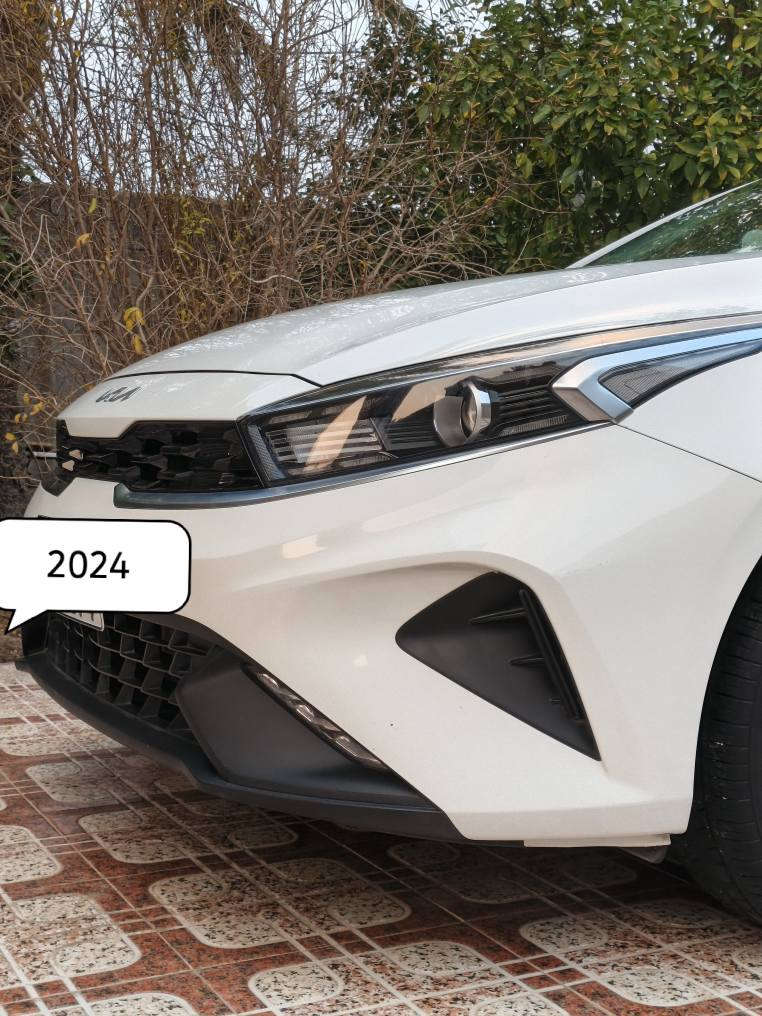 السلام عليكم سيراتو موديل 2024 فول مواصفات ١/١ وضع شركة رقم بغداد تحويل ثاني يوم مكفولة كفالة عامة محرك  2000 ماشية 37 كم عنوان واسط العزيزية للاستفسار ***********
