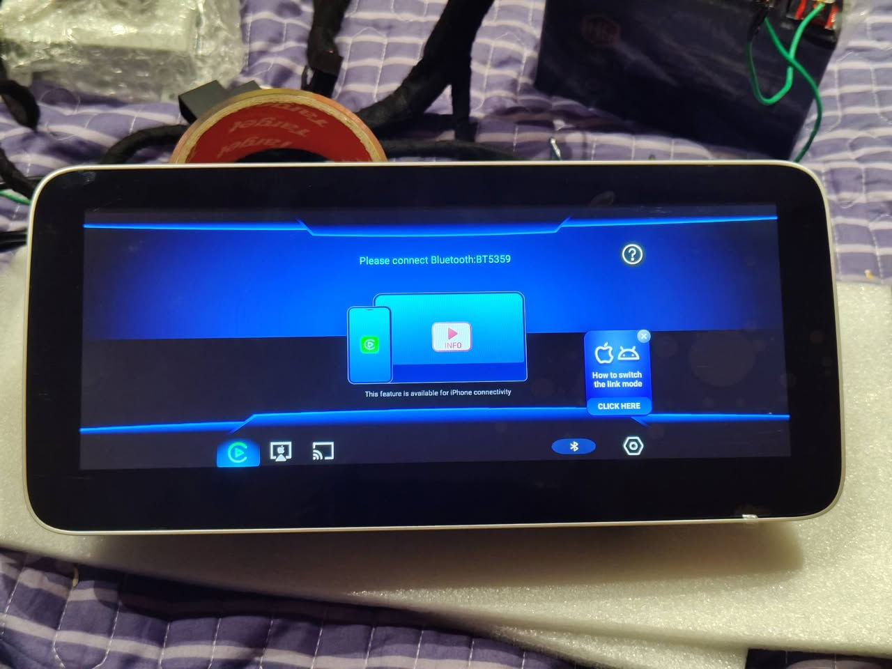 شاسةمزاد اعلى سعر ابيع  اقره الموصفات👇
شاشة نظام وسائط متعددة (Multimedia) تعمل بنظام أندرويد مصممة خصيصاً للسيارات، وتحديداً لسيارات Audi A4L. 
إليك تفاصيل مواصفات الجهاز الظاهرة:
نوع الجهاز: نظام ملاحة وترفيه ذكي للسيارة.
مقاس الشاشة: 10.25 إنش.
نظام التشغيل: أندرويد 12 (Android 12) كما هو مدون على الملصق الأصفر.
الذاكرة: ذاكرة وصول عشوائي (RAM) بسعة 4 جيجابايت ومساحة تخزين داخلية (ROM) بسعة 32 جيجابايت.
التوافق: مخصصة لموديل Audi A4L.
الميزات الإضافية: تحتوي على منفذ لنظام الملاحة GPS، ودعم لشبكات الجيل الرابع 4G، بالإضافة إلى دعم تطبيقات مثل CarPlay وAndroid Auto. 
يتم تركيب هذه الشاشة كبديل للشاشة الأصلية في السيارة لتقديم ميزات حديثة مثل تشغيل الفيديو، وتطبيقات الخرائط المحدثة، وتوصيل الهاتف الذكي لاسلكياً.


**إذا كنت صاحب هذا الإعلان وتريد حذفه لأي سبب، رجاءا أرسل رسالة إلى الدعم الفني**