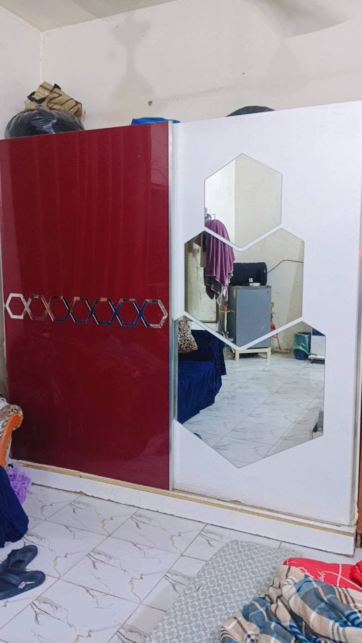 غراض للبيع  نص عمر  الكنتور فقط  يحتاجله  سجه للبيبان لان سحب والثلاجه شغاله  وتخم قطعه وحده مال غرف نوم اذا اتحبون  هذا رقم وتساب واتصال***********
