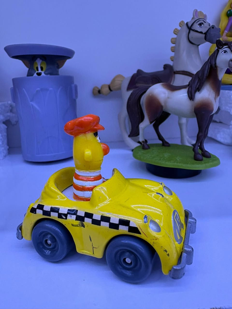 قطعة بدرّ للهواة حديد بالكامل
الشركة المصنعة: أنتجتها شركة Playskool بالتعاون مع شركة Muppets Inc.

تاريخ الإصدار: يعود تاريخ تصميمها وإنتاجها الأصلي إلى الفترة بين 1981 - 1983.
 المادة: الهيكل السفلي للسيارة مصنوع من المعدن (Die-cast metal)، بينما الرأس والتفاصيل العلوية من البلاستيك. تتميز بوجود حرف "B" في المقدمة ولوحة خلفية تحمل اسم "BERT".


**إذا كنت صاحب هذا الإعلان وتريد حذفه لأي سبب، رجاءا أرسل رسالة إلى الدعم الفني**