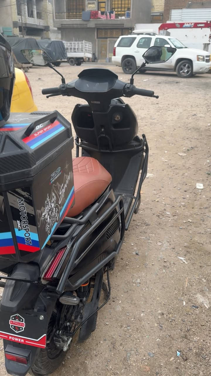 • القوة: محرك (ملف) 3000W حقيقي، أداء جبار.
• البطارية: نظام 6 بطاريات (77 فولت)، طاقة تدوم طويلاً.
• السرعة القصوى: تصل إلى 110 كم/ساعة.
• التحمل: تشيل وزن لغاية 500 كيلو (نص طن) بدون أي جهد.
• الأمان: بريك هيدروليك (دسك أمامي وخلفي) لثبات 
تام. • التشغيل: نظام بصمة + كارت + تشغيل عن بعد 

السعر: 950 ألف دينار (وبي مجال طيب للشراي الصامل).
• للاستفسار والتواصل: 📞 [***********]

(دبل سويج). • خوذة احترافية (سعرها الأصلي 75 ألف).
• جادر بلادي أصلي للحماية من الشمس والمطر.
• الحماية: درع 360 درجة (مدرعة) + صبغ أسود ملكي (مات).
• الإضاءة: لايت زنون (عالي/ناصي) بلونين أبيض وأصفر لكشف الطريق بوضوح.
• التخزين: صندوق خلفي عريض جداً وعملي. ملاحظة للأمانة (العيوب البسيطة):
الدراجة قوية جداً وما محتاجة غير لمسات بسيطة (نقص براغي، قفل الكشن يحتاج تعديل بسيط، وكتف إشارات بـ 5 آلاف فقط). الدراجة نظيفة جداً والملف والكهربائيات تحت الضمان.
