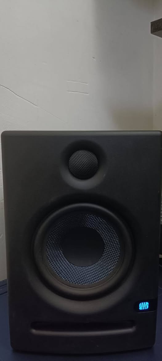 السلام عليكم للبيع سماعات ستوديو زوج نظيفات  بالكارتونه السعر 350 الف ومجال
*********** المكان اربيل
