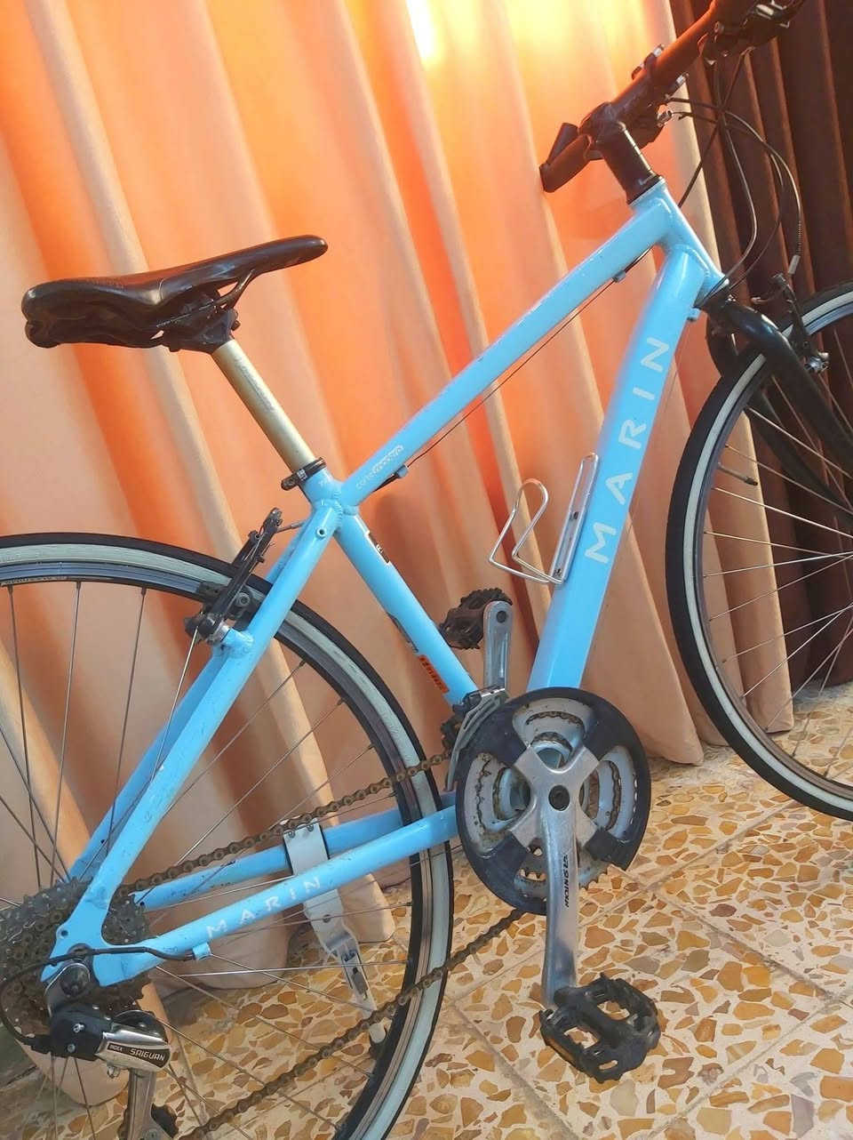 بلااااش 

دراجة نوع 700c ماركة MARIN مارين أمريكي غني عن التعريف لشة مضلعة نظافة 95/% 

معدن فول المنيوم

                        سستم شيمانو كامل 

                                                   كيورة سحب دفع شاشة 

دشالي 3امامي 8خلفي  

                            نظام الويالة كمبليون 

                                                   تايرات كيندا خط أبيض

ركبة وستيرن وبوري سرج والويالة ختم واحد MARIN 

السعر 130الف ثابت 🔓

((العنوان/بغداد/البلديات)) رقم الهاتف ***********
