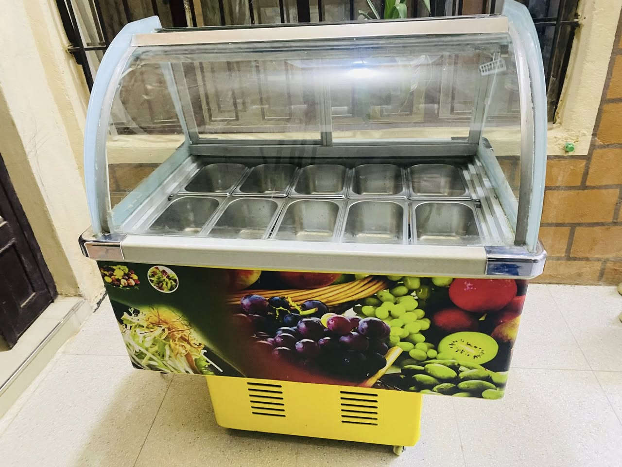 بسم الله الرحمن الرحيم والصلاة والسلام على رسول الله صلى الله عليه وسلم 
سلام عليكم احبتي 
غراض مطعم للبيع استخدام قليل ونضيف وشرط الفحص مثل ماموضح بصوره 

1  عارضت مقبلات قياس متر شرط التبريد والنضافه (10 )بلانك ضررها مبدله جامع اصليه مال تفصيخ سعرها 400 
2. قلايه غازيه حوض واحد 5 لتر استخدام 15 يوم جداحه فول نضيفه سعرها( 150 الف )
3. جهاز كريب نضيف جدا سعره( 175 الف 
4. جهاز وافل كهربائي سعره (175 الف )
ملاحضه ابيع شلع وساهلك بالسعر وتددل 
للستفسار خاص وتساب  او اتصال فقط ***********
