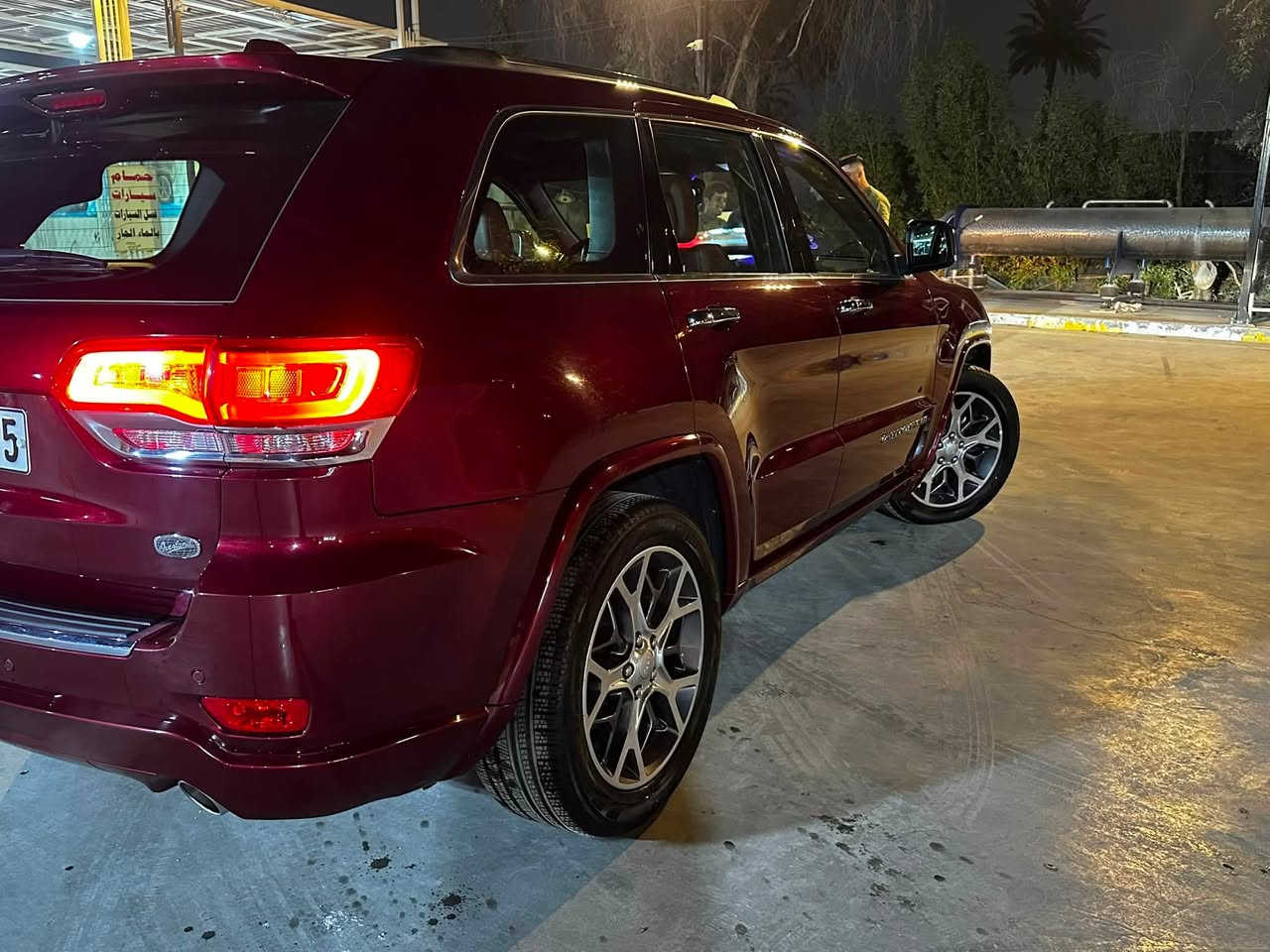 جيب جراند شيروكي أوفرلاند (Jeep Grand Cherokee Overland) موديل 2020
الوارد: خليجي (وكالة ليث العبيدي)
 الممشى: 31 ألف كيلومتر فقط (19 آلف ميل) - بحالة الوكالة
 الرقم: أربيل (الرقم الجديد) + الهزة والفحص جديدة
⚙️ المحرك والأداء (Performance)
 محرك 6 سلندر سعة \bm{3.6\text{L}} بقوة 300 حصان
 نظام دفع رباعي (4WD)
 نظام تعليق هوائي ذكي (جكات)
 نظام النزول من المنحدرات + مانع الانزلاق (Traction Control)
 شفتات شاشة خلف المقود (ستيرن)
 5 وضعيات قيادة للتضاريس: (AUTO - ROCK - MUD - SAND - SNOW)
 3 أنظمة قيادة عامة: (ECO - SPORT - NORMAL)
 نظام التشغيل والإطفاء التلقائي للمحرك عند التوقف المؤقت (Auto Start-Stop)
🛋️ المقصورة والراحة (Interior & Comfort)
 داخلية جلد مميزة بلون (مشمشي)
 كراسي أمامية وخلفية كهربائية مع ميموري (خزن وضعيات) لكراسي السائق (عدد 2)
 نظام التبريد والتدفئة: تدفئة وتبريد للكراسي الأمامية + تدفئة للكراسي الخلفية + تدفئة مقود
 تبريد مركزي منفصل لعزل مناخ السائق عن الراكب
 مقود (ستيرن) كهربائي مطعم بالصاج مع تحكم كامل جهتين (أمام وخلف)
 شاشة كبيرة تدعم نظام الملاحة (GPS)، وخدمات Apple CarPlay و Android Auto مع بلوتوث
 بانوراما كاملة مع فتحة سقف
🔒 الأنظمة الذكية والأمان (Safety & Tech)
 تشغيل عن بعد + دخول ذكي (بصمة)
 رادارات جانبية وخلفية
 حساسات أمامية وخلفية مع نظام التوقف الذاتي الخلفي عند الطوارئ
 نظام مراقبة قياس ضغط الإطارات
 مرايا جانبية كهربائية (شفط) مزودة بإشارات ضوئية
 صندوق خلفي (جنطة) يفتح ويغلق كهربائياً
💡 الإضاءة والتجهيزات الخارجية
 إضاءة أمامية زنون بلادي (أصلية) مع لد (LED) نهاري ونظام إضاءة تلقائي (Auto Light)
 بكلايتات خلفية (LED) مع كشافات ضباب أمامية وخلفية (بروجكترات زنون)
 بخاخات ماء مخصصة لتنظيف اللايتات الأمامية
 نوافذ أمامية أوتوماتيكية بالكامل
 ويل حجم 20 إنش
 ملحقات الوكالة: جنطة عدة كاملة + إسعافات أولية ومنافذ طاقة متعددة
للاستفسار الاتصال على: 
***********
***********
واتساب واتصال
