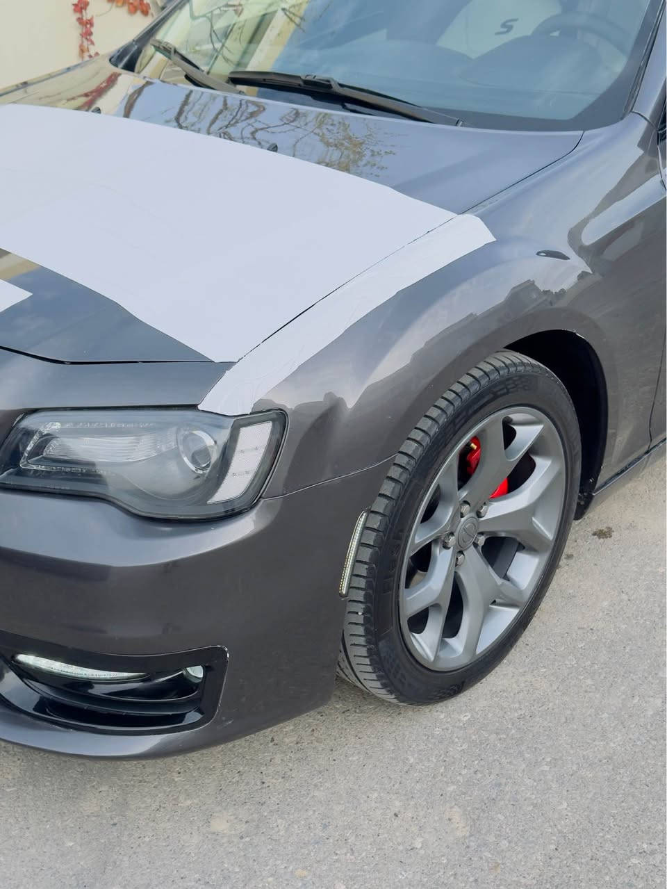 سلام عليكم 
اوباما كلايسلر c300 
موديل 2022 اصل 
مواصفات c معروفة 
شاشة وكشن كهرباء 
حساس خلفي رادار جانبي 
دمام خلفي بالصندوق 
داخل جلد 
(السيارة مو عام بس ابيع صبغ عام)
(بجم صفاح خلف كبس بدون دواخل وبدون ايرباك) 
السيارة عمرتها من الصفر كلشي جاهز بيها من صبغ ومن سمكرة ومن بوليش وحمام 
بدون لحيم وكص 
باسمي تحويل ثاني يوم 
ماشية 43 الف mi
كير ومحرك بشرط 
السعر مناسب 
(178$) ومجال بسيط جداً 
مكان اربيل 
*********** أربيل, العراق
