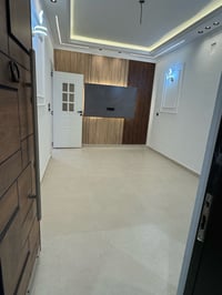 للبيع دار حديث البناء بتصميم عصري وجميل مكون من عدة غرف واسعة مع إضاءة...