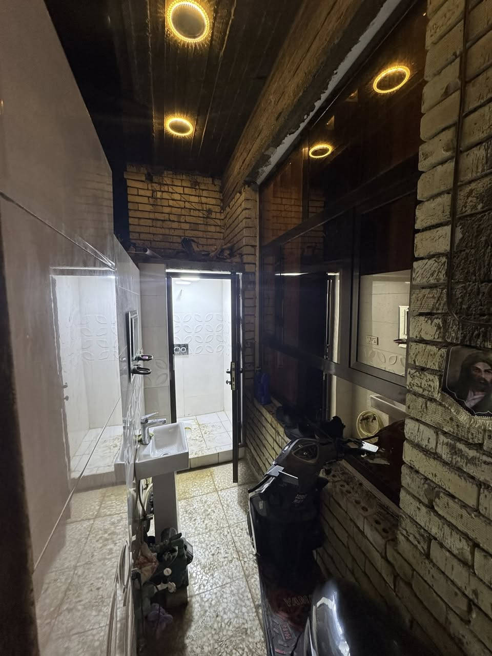 السلام عليكم دار البيع العنوان بغداد لامين ثانية سكينه مربع 9/11 المساحه 80 متر الواجهه خمسه نزال 15
البيت يحتوي ع غرفتين نوم صاله وستقبل 
البيت طابع ونص نقوص البيت تطبيك درج ومحجر مال درج 
الغرفه الفوك سندويج 
البيت مدخيلين باب خلفي بي يعني عل شارعين صاير 
البيت مكاتبه فقط 
اني مكلف بل نشر 
وهاذه رقمي *********** وبي واتساب 
وأسف ؏ أطاله 🤍🫶🏻
