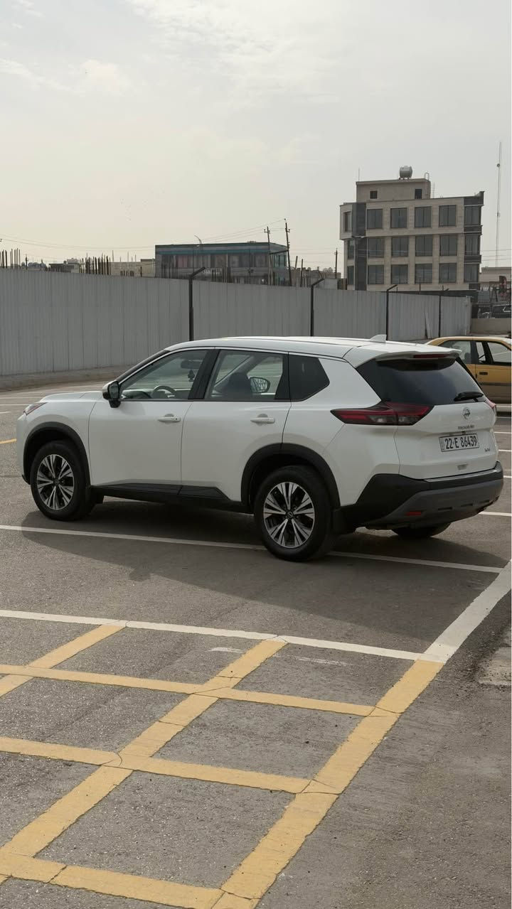 نيسان روج موديل 23 فئه SV محرك 3 بستم 1500 توربو 
بيها باب خلف السائق مبدل بلاد ماشيه 46 الف ميل 
مواصفات رادار امامي وخلفي وجانبي شاشه وكامره
فور ويل بصمه تشغيل وابواب هندبريك بصمه تشغيل عن بعد اتو هولد وضعيات قياده متعدده العنوان بغداد 
السعر 170 ورقه الهاتف *********** بغداد, العراق
