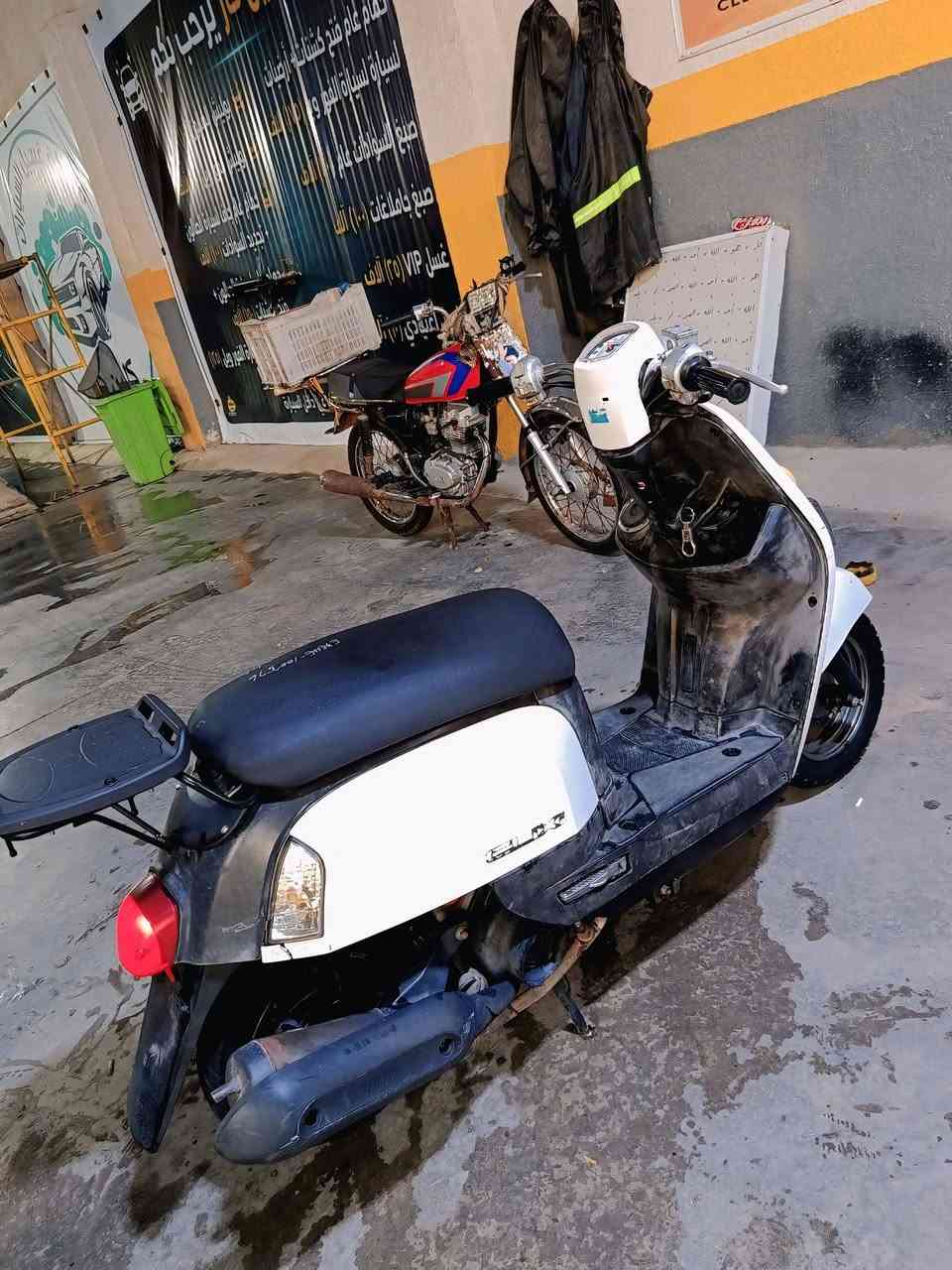السلام عليكم دراجه للبيع بوليس نوزل الدراجه مصلح ما داخله  شلعه و معدل كلشي شغال مابيه نقص سلفه 55 مكينه ما مفتوحه الكفرات ابلادي كلشي ابلادي السعر 750و بيه مجال العنوان ميسان حي المعلمين الجديد الرقم الهاتف ***********
