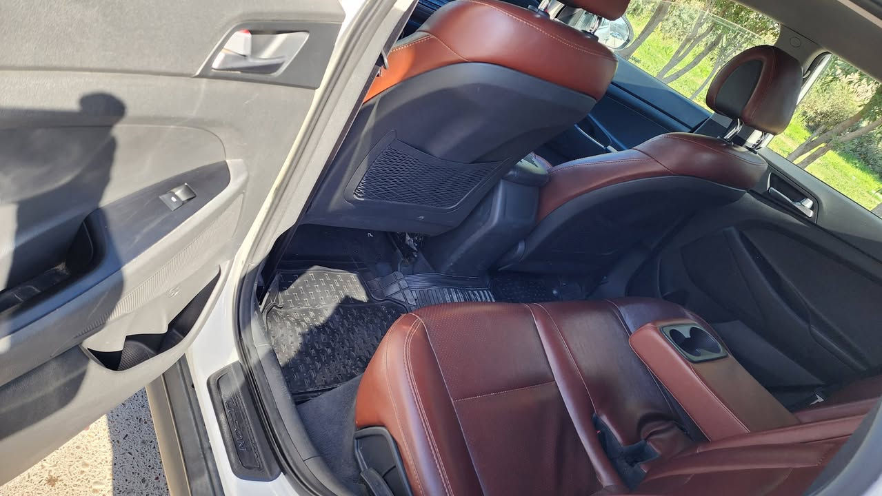 توسان ١٧ خليجي 
مكفوله عامه
رقم بغداد بسامينه 
السعر 155 نهائي 
مكان السياره بغداد السيديه 
*********** متوفر واتساب
