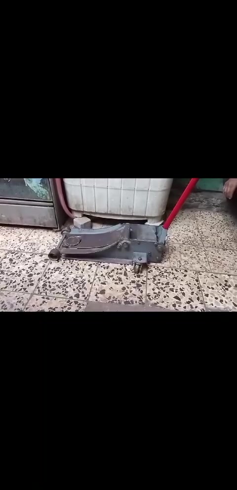 ⭕ يوجد توصيل لكافه المحافظات
جك عربانه تمساح  دبل بستم  نوع الثقيل جدا 5 طن القديم باب الاول شغال وعل الفحص خالي من اي نظوح ارتفاعه 51سم السعر 100الف 
***********
