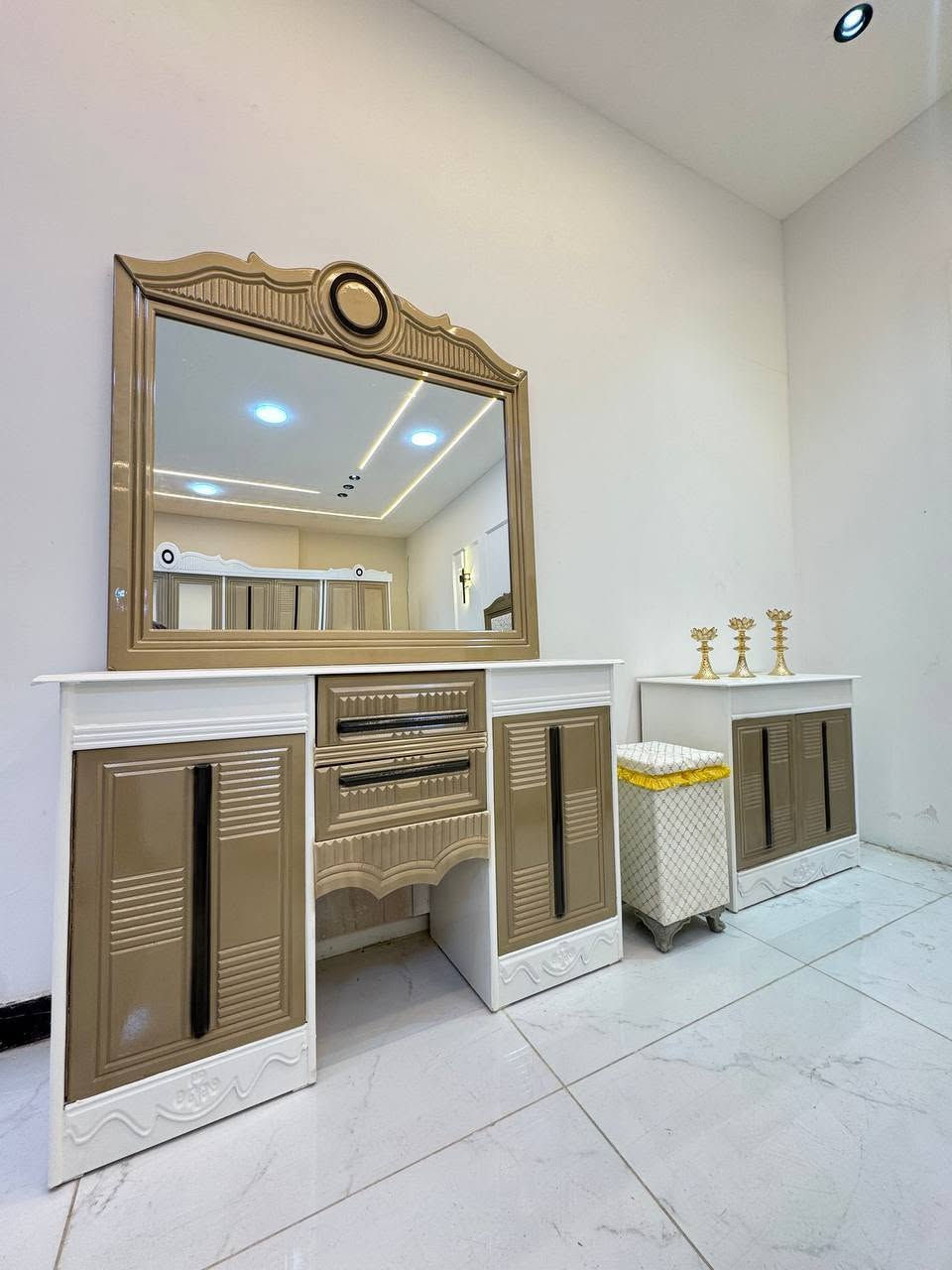 حصرياً الموديل الجديد   

السعر مليون دينار فقط 😍

غرفه نجاره قتصاديه 🛌

متكونه من 9 قطع مميزه 

الكنتور ارتفاع 240 طول 320 

مع الزاويه مجموع الطول 4 امتار 

السمك الخارجي للغرفه 5 ملم انديف

والسمك الداخلي 3 ملم معاكس ابيض

سعر الشازلون الخزان 75 الف 

سعر الشازلون المقعد 50 الف 

متوفر توصيل وشد داخل بغداد 😊

متوفر توصيل وشد لكافة محافضات العراق 🇮🇶


**إذا كنت صاحب هذا الإعلان وتريد حذفه لأي سبب، رجاءا أرسل رسالة إلى الدعم الفني**