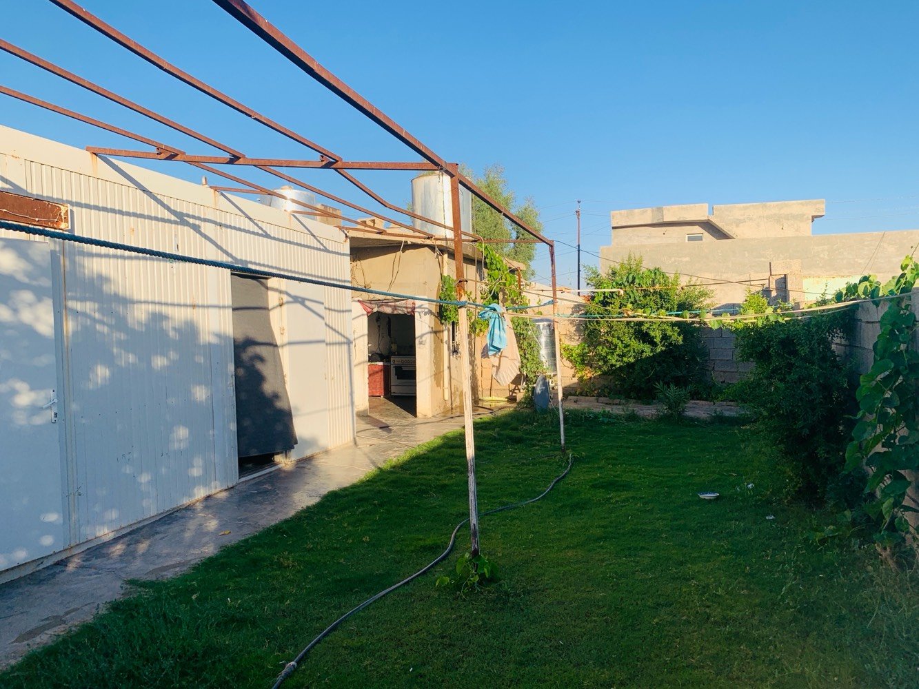 قطعة ارض للبيع 520 متر +كرفان امريكي ٣ غرف مع ملحق صحيات و مطبخ مؤجر حالياً المشتري يستلم الايجار بداية الشهر القادم
الموقع العلم بالقرب من مدرسة المختار 
الارض والكرفان جاهز من كلشي واصله ماء وكهرباء وتبليط كامل مكمل 
سعر الارض مع الكرفان مع الملحق ١٥ مليون وبي مجال 
للاستفسار 
***********