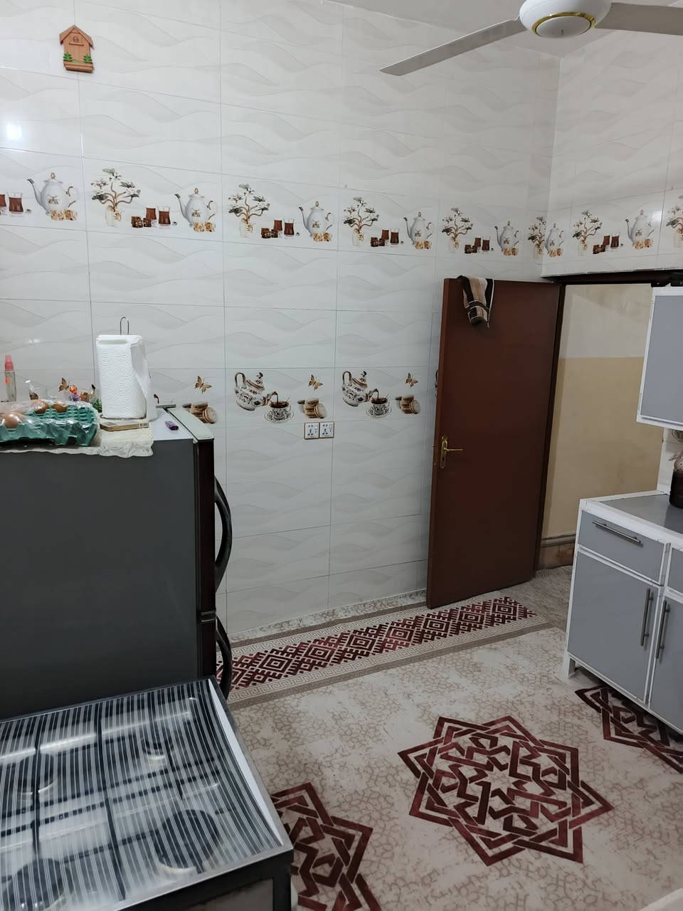 بيت مساحة 100 متر بناء حديث حولي قرب مطعم القنديل قرب مدرسة العرفان والمدارس الاخرئ .. غرفة نوم كبيره استقبال صاله كبيره صحيات خارجي وصحيات داخلي مطبخ بارد كبير ومطبخ حار .. الفرع 10 امتار منطقة سكنيه متكامله سعر 45 
الاتصال ***********
