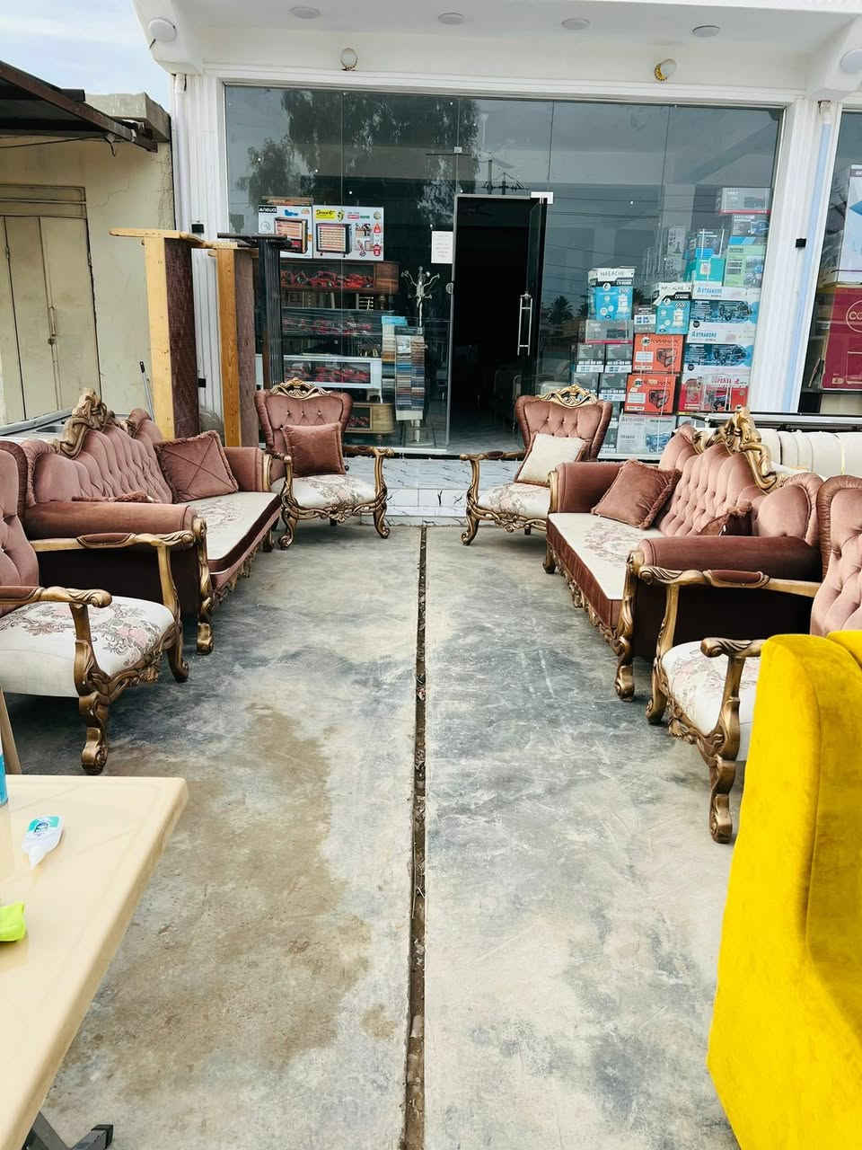 بمناسبه قدوم شهر رمضان المبارك يعلن معرض العبيدي  للبيع اثاث جديد ومستعمل عن وصول وجبه جديده  من اثاث   كاونترات بكل اللوان تخومه بكل اللوان زوالي كل ماتحتاجونه العنوان الضلوعيه الاتصال ***********
